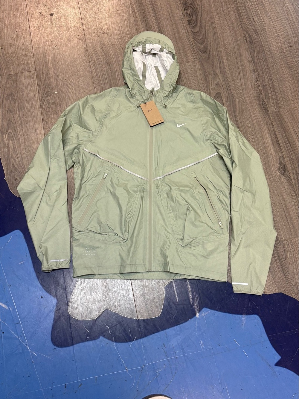 Nike Men's Light Sage Green Hooded Windbreaker brimmed Jacket